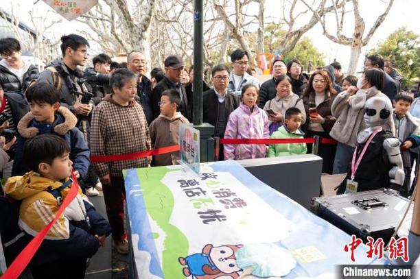 浙江杭州：机器人在西湖畔“就业”(图5)